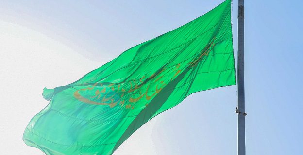با آغاز دهه کرامت انجام شد؛<br>اهتزازنخستین پرچم رضوی در دارالمومنین تهران